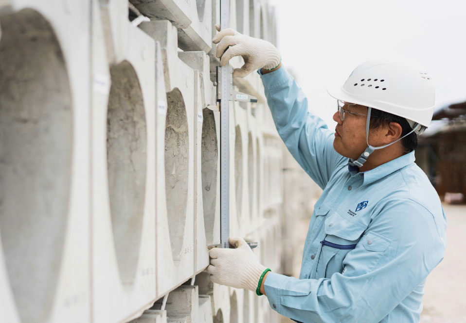 写真：品質をチェックしている男性社員