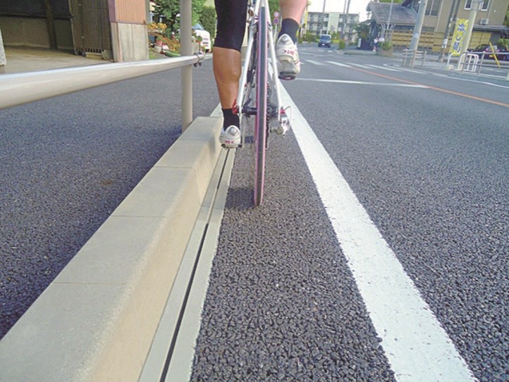 写真：自転車に優しい側溝の施工事例