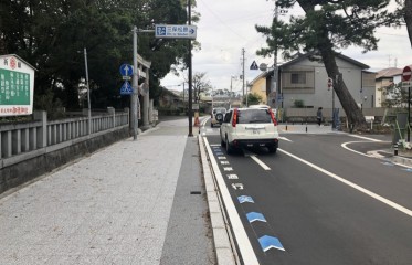 日本新三景 三保松原へ向かう市道にて自転車に優しい側溝が活躍しています。