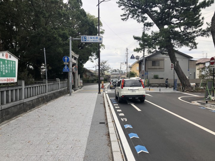 日本新三景 三保松原へ向かう市道にて自転車に優しい側溝が活躍しています。