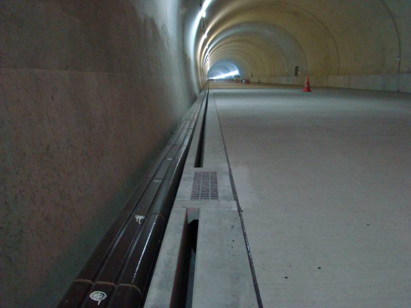薄型水路(トンネル側溝)