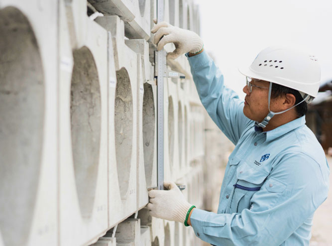 写真：製品をチェックする男性社員