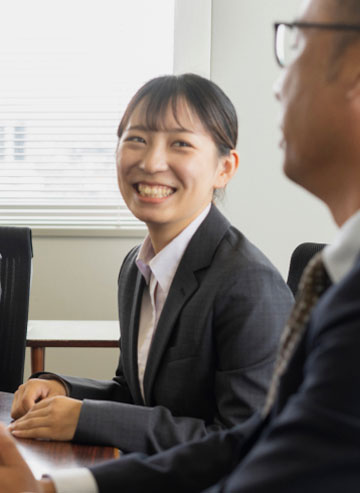 写真：笑顔で話す女性社員