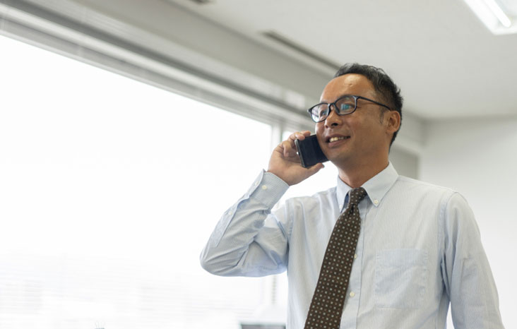 写真：電話をしている男性社員